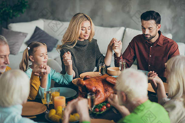 大家庭收集感恩节一天坐表格享受10月餐持有手祈祷会议成熟的亲戚小女孩退休人