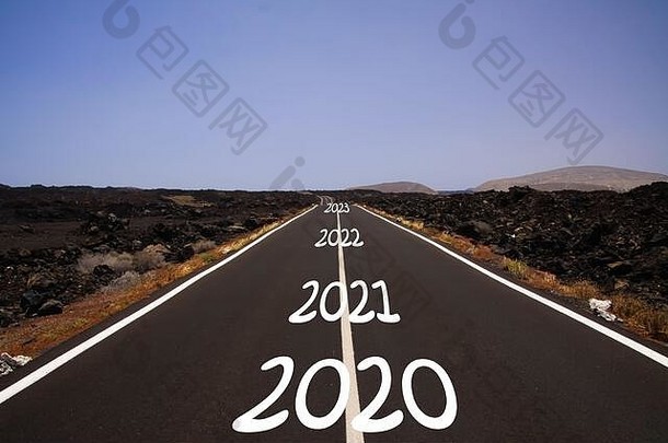 长硬石成功的道路观念：以干涸干旱的火山景观为数年的2020, 2021, 2022、2023年的无止境柏油路观