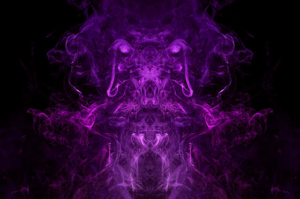 浓密的粉红色和紫色烟雾，在黑色孤立背景上形成骷髅、怪物、龙的形状。烟幕背景。