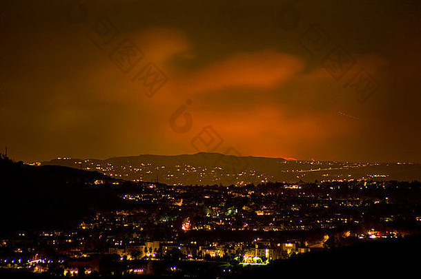 加利福尼亚州约巴琳达夜空中的野火