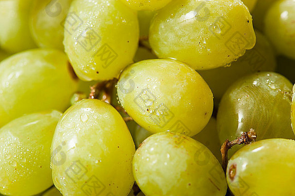 碗中的有机生绿葡萄