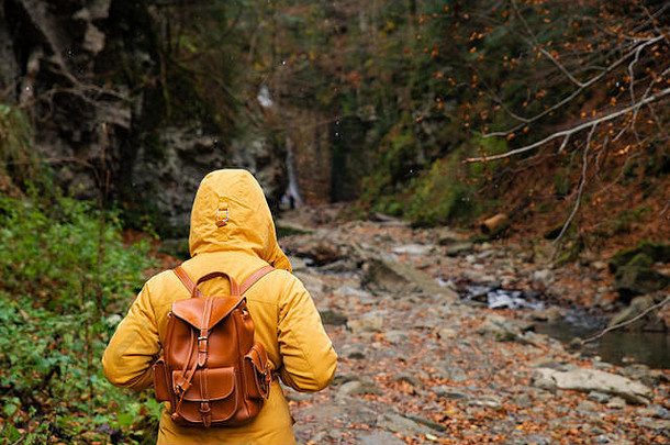 女人走路径森林秋天时间徒步旅行