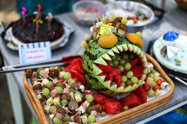 用西瓜和其他生日派对款待为孩子们雕刻的锋利牙齿的怪物