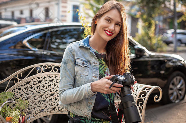 有吸引力的旅游女人摄影师相机户外城市街