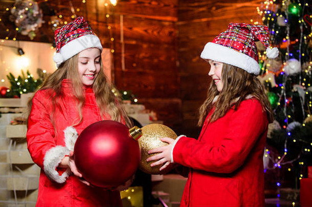 圣诞节时间购物出售快乐一年精灵孩子们圣诞节树假期购物女孩红色的帽子购物一天圣诞老人老人女孩姐妹圣诞节购物