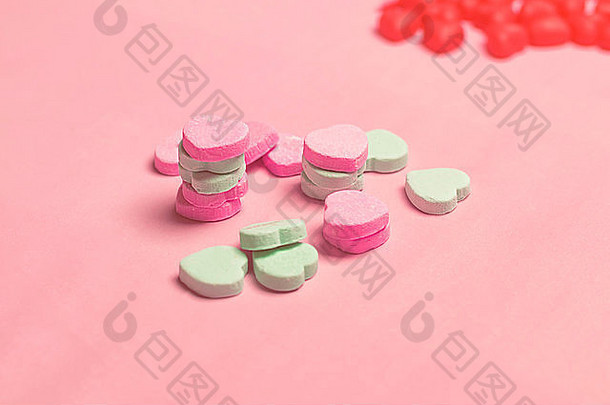 粉色和绿色糖果心形，淡粉色背景