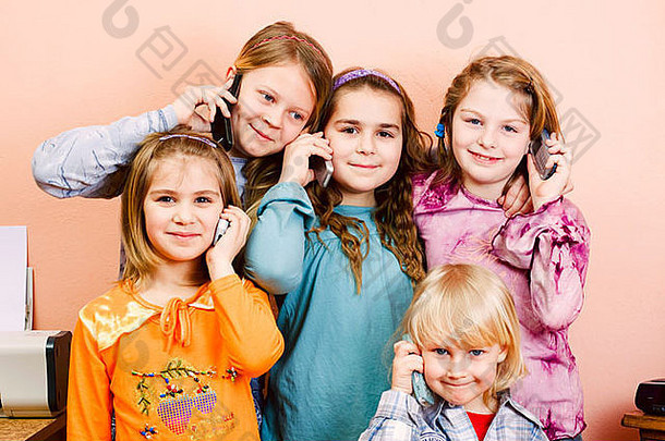 来电儿童组，女孩从左至右分别为6、11、9岁和4岁的男孩