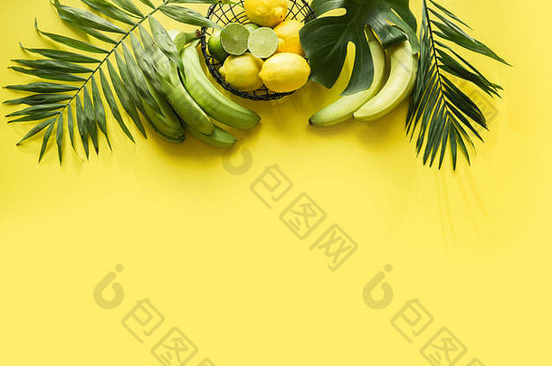 热带边境水果香蕉石灰叶子手掌头昏眼花的柔和的黄色的背景前视图夏天海滩假期空间文本排毒之旅
