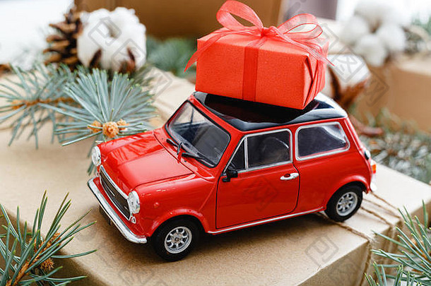 红色的玩具车圣诞节红色的礼物盒子屋顶圣诞节背景棉花冷杉分支机构冷杉视锥细胞圣诞节假期庆祝活动