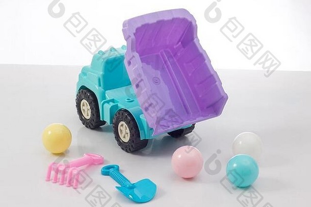 自卸卡车玩具下载白色背景上隔离的塑料球