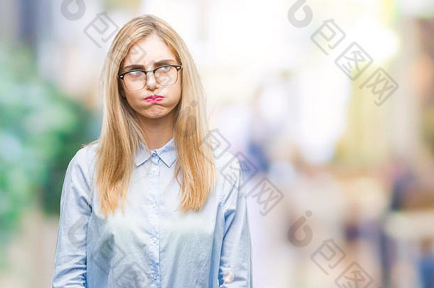 年轻漂亮的金发女商人戴着眼镜，在孤立的背景下用嘴唇<strong>做鱼</strong>脸，疯狂而滑稽的姿势。滑稽的表情