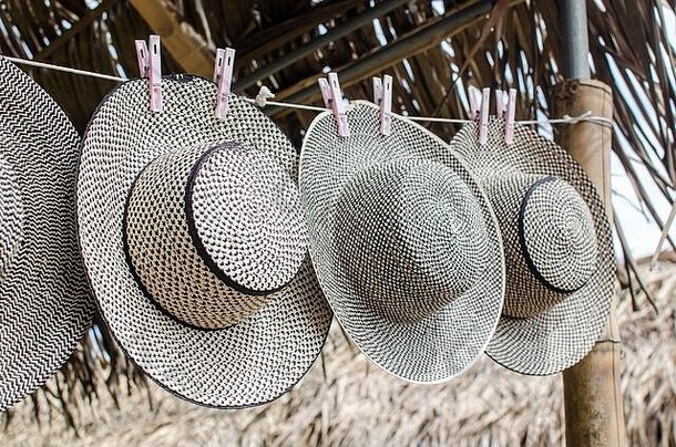 出售的巴拿马帽子。有各种各样的传统巴拿马帽子，不同于著名的巴拿马帽子（来自厄瓜多尔）