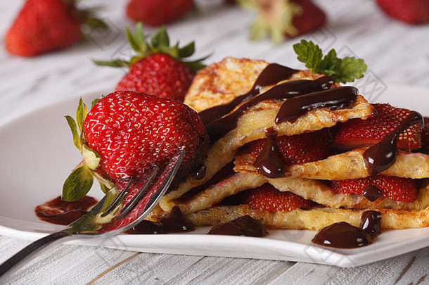 薄饼新鲜的草莓<strong>巧克力</strong>一流的宏板水平