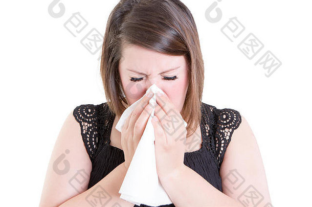 用力擤鼻涕会对你造成伤害，女人用白手帕擦鼻子
