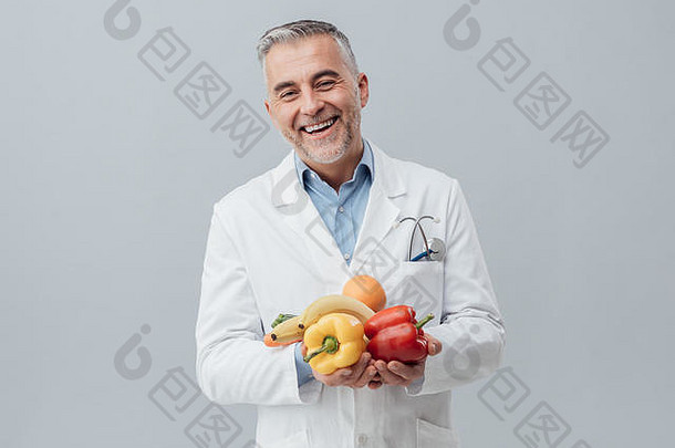 微笑营养学家持有新鲜的蔬菜水果医疗保健健康的素食者饮食概念