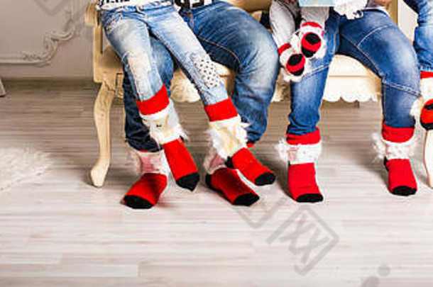 父亲、母亲、姐妹、兄弟和婴儿穿着圣诞袜的大家庭
