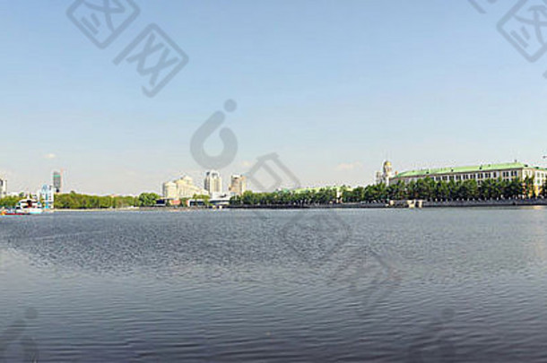 叶卡捷琳堡——俄罗斯的一座城市。城市池塘全景图（多张照片粘在一起）