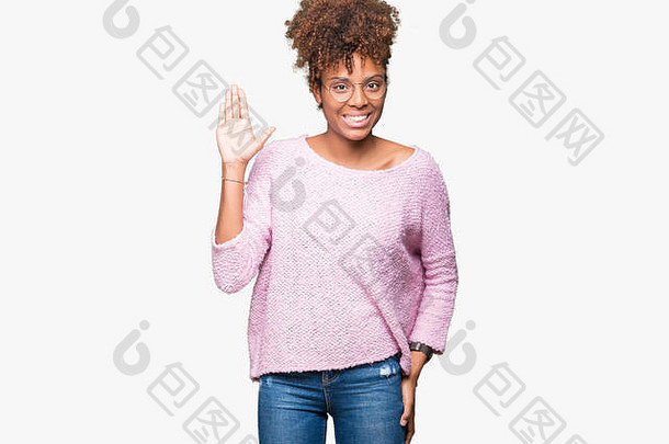 美丽的年轻的非洲美国女人穿眼镜孤立的背景放弃快乐微笑友好的手势