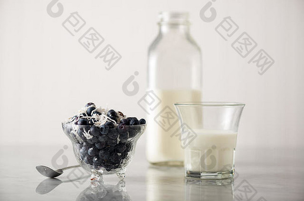 蓝莓配椰子丝，配一杯白牛奶，瓶身为白色。大量的拷贝空间