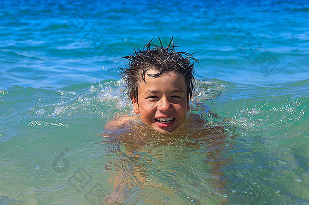 十二岁的快乐男孩在海里游泳