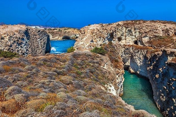 米洛斯岛海岸线。希腊基克拉德斯群岛。