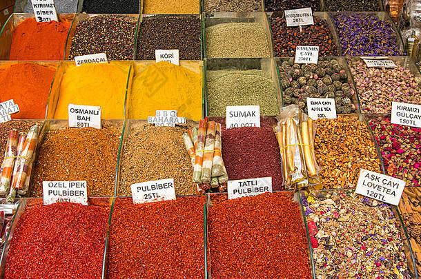 土耳其伊斯坦布尔香料市场的香料和茶