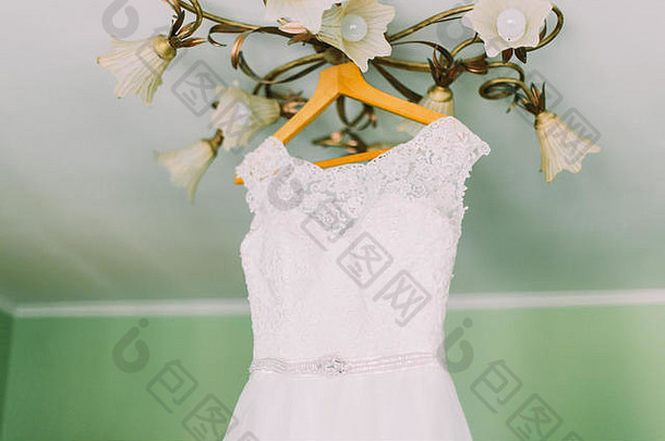 特写镜头照片美丽的婚礼衣服悬挂器阁楼空间