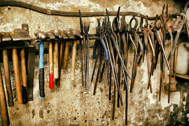 车间铁匠工具不同的钳子和锤子