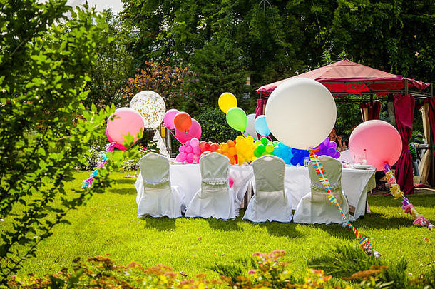 彩虹气球生日桌。在公园里过暑假。