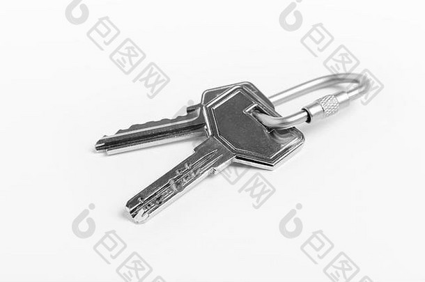 白色背景上有两个钥匙的钥匙环。租，买