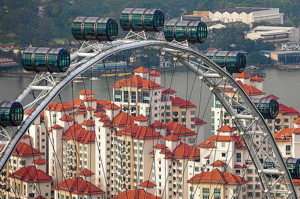 橙色有屋顶的公寓查看摩天轮部分新加坡天际线海滨区域