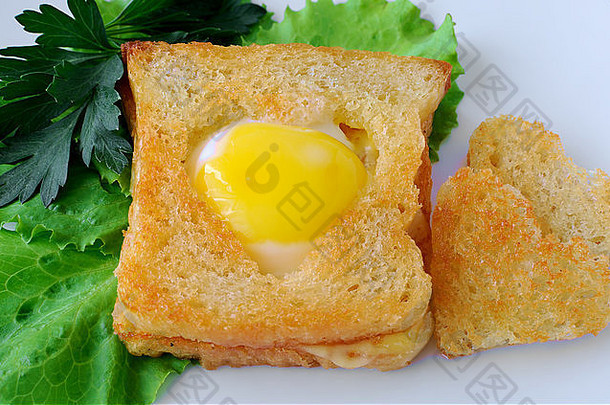 烤面包蛋形式心盘生菜叶子