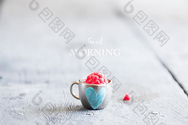 带覆盆子和便条的咖啡杯早上好，母亲节或妇女节早餐