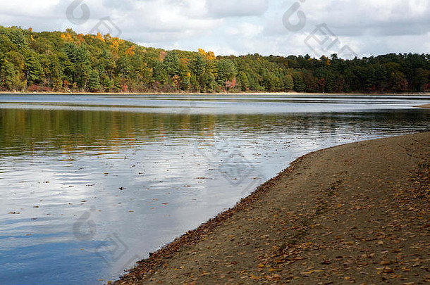 《瓦尔登湖》<strong>池塘</strong>麻萨诸塞州秋天