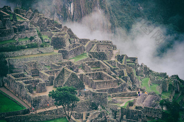 马丘比丘的古代遗迹和被雾覆盖的山脉。秘鲁。
