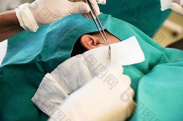 医疗团队外科医生医院最小的外科手术干预措施