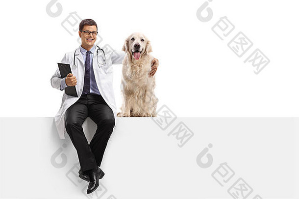 兽医带着一只拉布拉多猎犬坐在白色背景上隔离的面板上