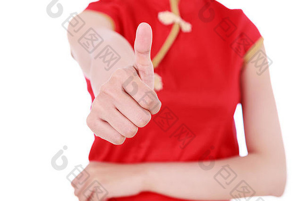 美丽的女人穿着红色旗袍，竖起大拇指，在白色的背景上表达中国新年的快乐