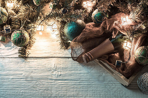 杉树枝、圣诞球、葡萄酒的照片