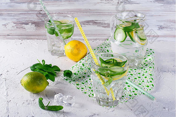 清爽的黄瓜鸡尾酒、柠檬水、解毒水装在白色背景的玻璃杯中。夏日饮料。