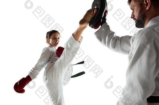 初级和服练习白刃战的战斗教练武术艺术年轻的女蒙古战斗机绿色带培训白色工作室背景概念健康的生活方式体育运动行动