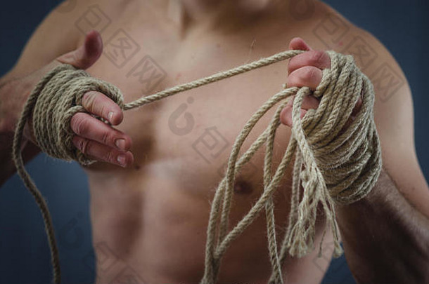 特写镜头年轻的泰国拳击手手麻绳子包装战斗培训