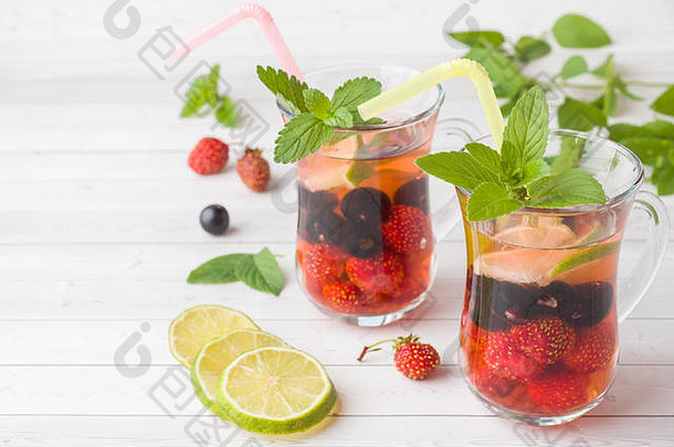 黑加仑子、草莓、薄荷和酸橙的鸡尾酒。清凉夏日饮料
