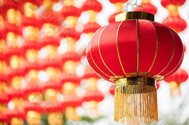 中国灯笼特写，背景中有多个不对焦的灯笼。