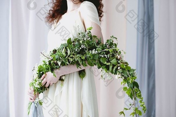作物光着脚女人优雅的白色婚礼衣服大花束小白色花绿色树叶站<strong>透明</strong>的柔和的颜色
