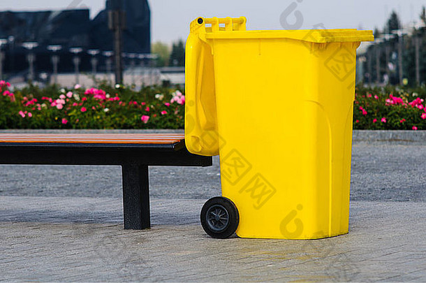 大黄色的回收容器公园