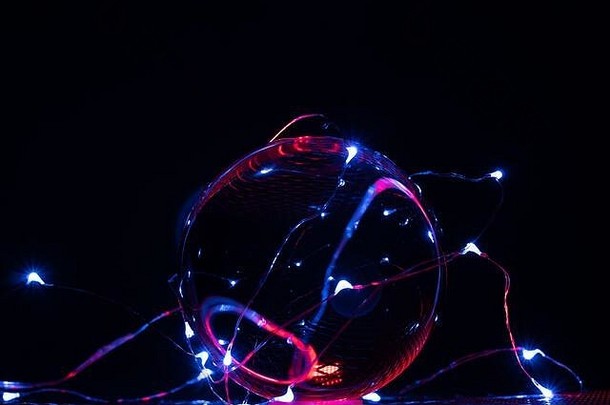 完美的玻璃球照亮彩色灯