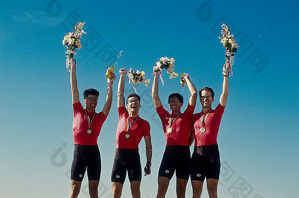 男子自行车队拿着金牌登上领奖台。