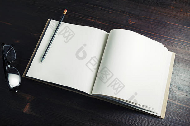 空白小册子铅笔眼镜黑暗木表格背景