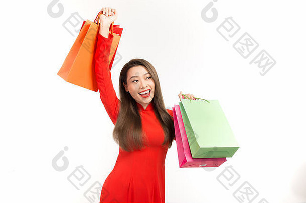 在农历新年（春节假期），美女们穿着敖包，带着购物袋